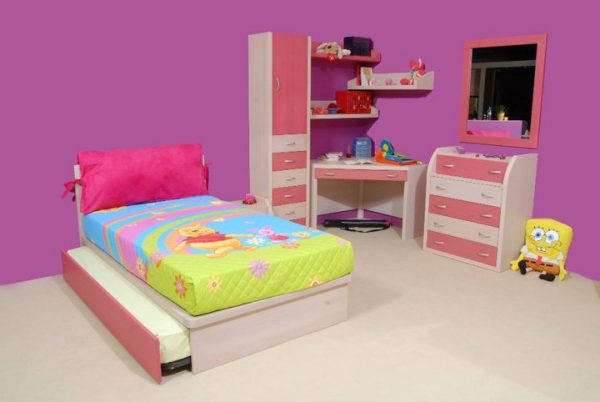 Παιδικό δωμάτιο με κρεβάτι με μαξιλάρα